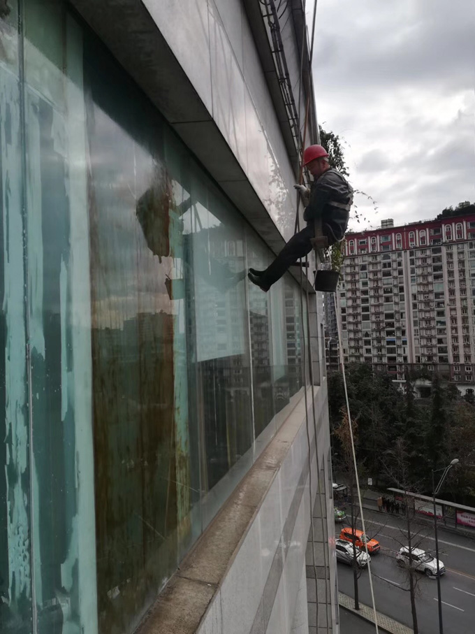 蜘蛛人正在外墙高空清洗作业