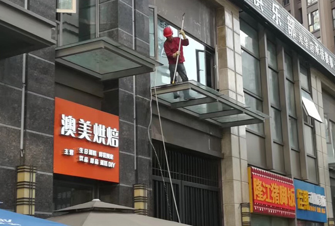 玻璃雨棚正在清洗保洁中